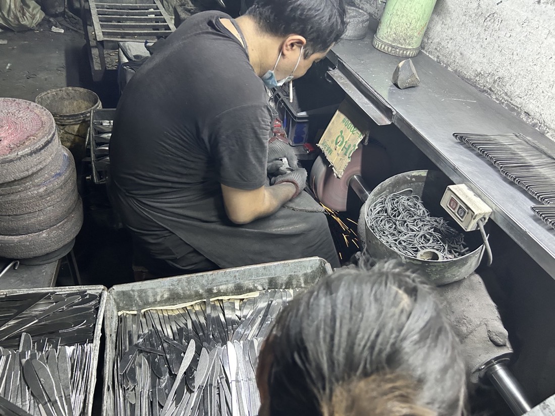 Cutlery edge grinding and deburring at GEMEI factory